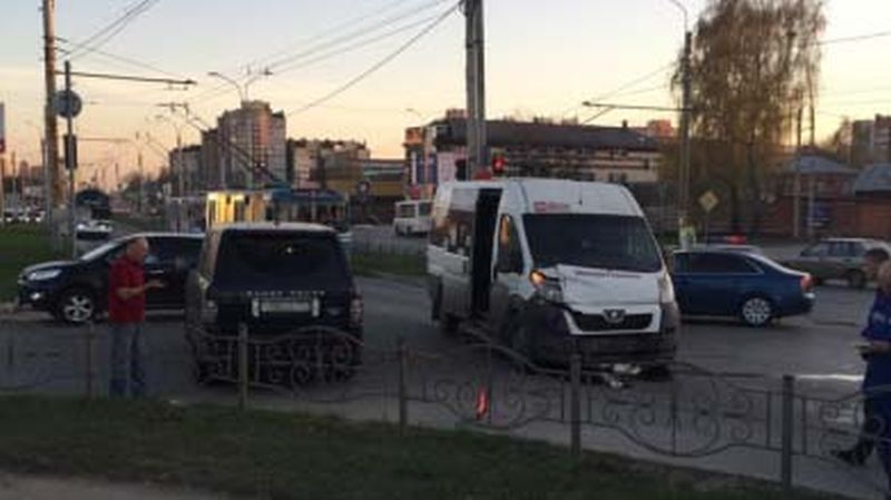 Авария на Лежневской: “Ленд Ровер” столкнулся с автобусом Авария на Лежневской: “Ленд Ровер” столкнулся с автобусом