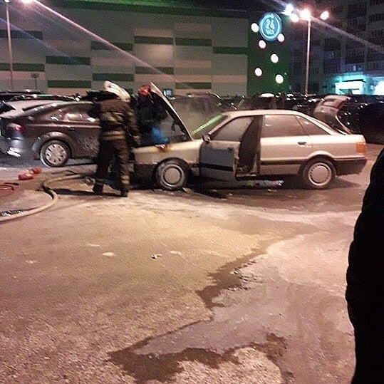 У «Ленты» возле ж/д вокзала сгорела машина, тушили 17 человек У «Ленты» возле ж/д вокзала сгорела машина, тушили 17 человек