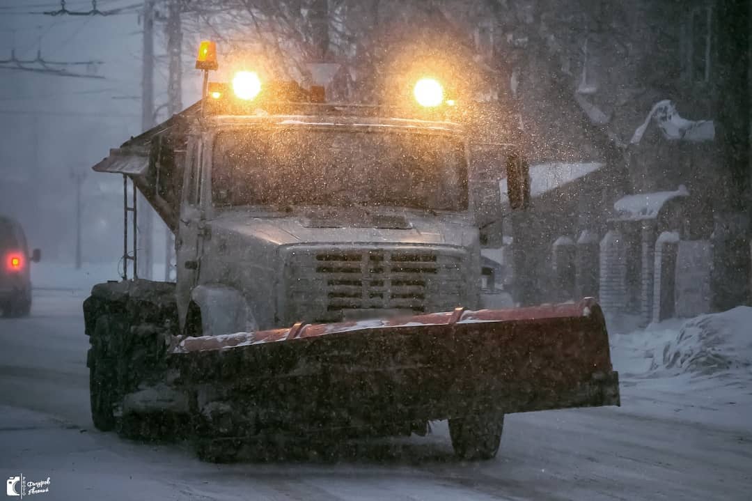 Едут с поднятыми отвалами: уборка снега с дорог вызвала недовольство Едут с поднятыми отвалами: уборка снега с дорог вызвала недовольство