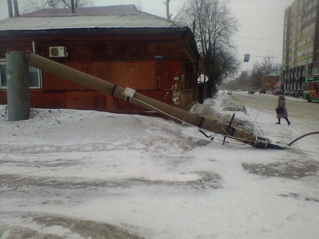 Авария на Кузнецова: троллейбус потянул провода и обрушил столб Авария на Кузнецова: троллейбус потяну провода и обрушил столб