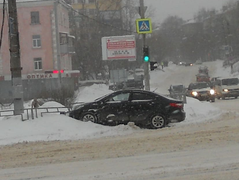 Авария на Шереметьевском проспекте могла произойти из-за снега на дороге Авария на Шереметьевском проспекте могла произойти из-за снега на дороге