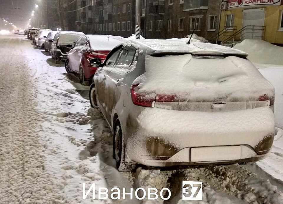 Автомобилисты мешают убирать дороги припаркованными на обочине машинами Автомобилисты мешают убирать дороги припаркованными на обочине машинами