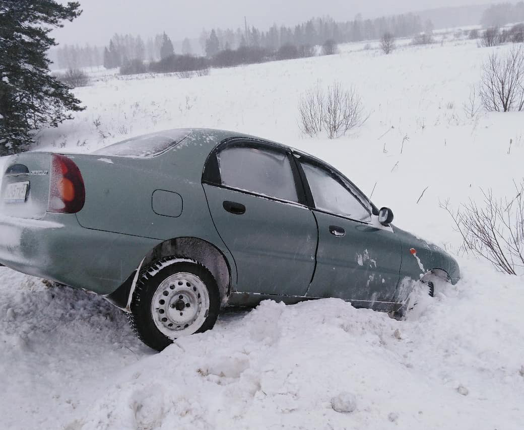 Вылетевшего с трассы в снег водителя спасли в Ивановской области Вылетевшего с трассы в снег водителя спасли в Ивановской области
