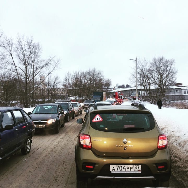 Пробка в «Зубковский двор» на Фабричном проезде блокировала целый район Пробка в «Зубковский двор» на Фабричном проезде блокировала целый район