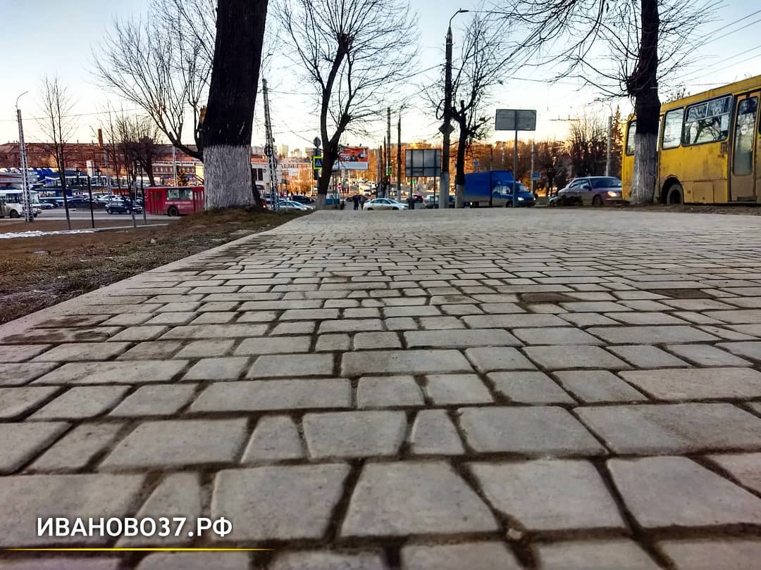 На Троицком сквере оперативно устранили провал на тротуаре В Троицком сквере оперативно устранили провал на тротуаре