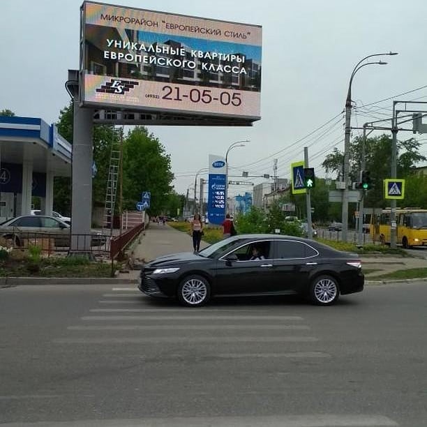 Мэрия называет законными видеощиты над головами пешеходов у «Тополя»