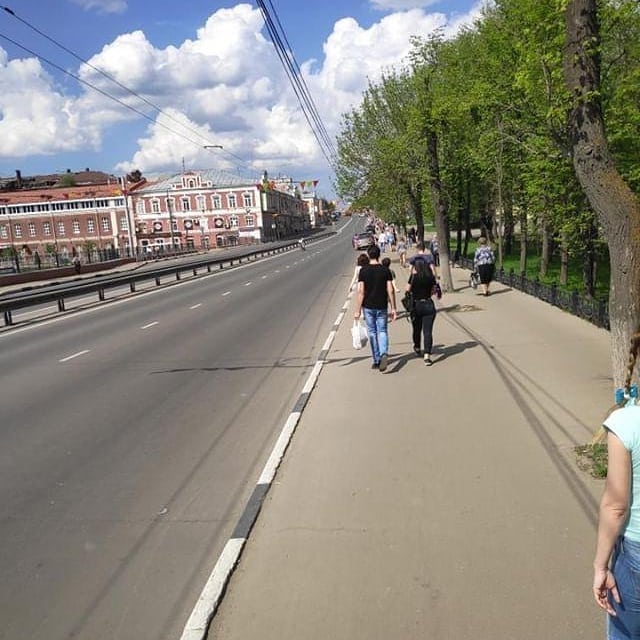 На проспекте Ленина людей сгоняют на тротуары На проспекте Ленина людей сгоняют на тротуары