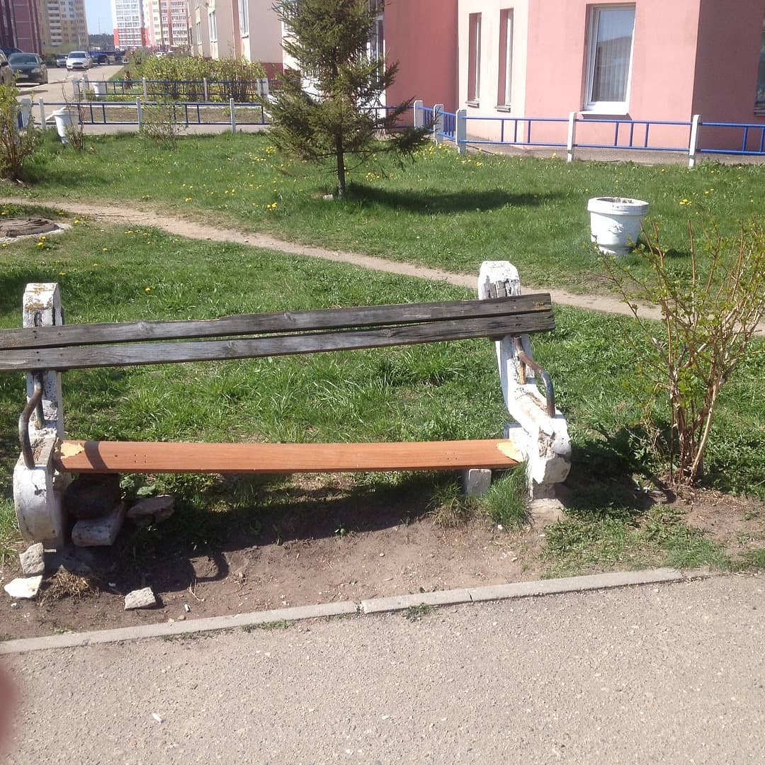 Вандалы продолжают крушить лавочки при молчании мэрии и полиции Вандалы продолжают крушить лавочки при молчании мэрии и полиции