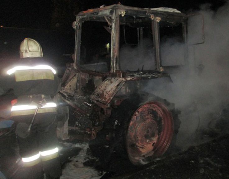 Пожар в Куликово: сгорели два трактора Пожар в Куликово: сгорели два трактора