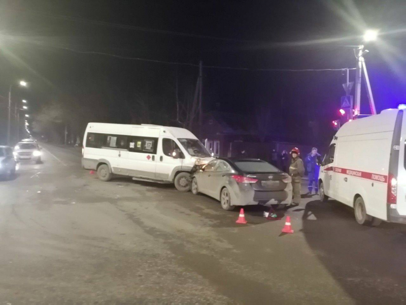 ДТП с пострадавшими на Герасима Фейгина: маршрутка врезалась в иномарку ДТП с пострадавшими на Герасима Фейгина: маршрутка врезалась в иномарку