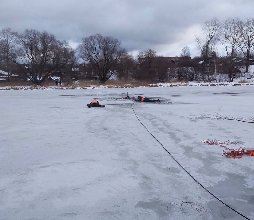 На Уводи два человека провалились под лед На Уводи два человека провалились под лед