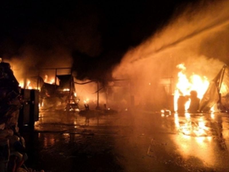 Ночью тушили крупный пожар на Станкостроителей Ночью тушили крупный пожар на Станкостроителей