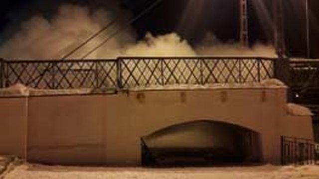 На улице Набережной вечером горел пешеходный мост На улице Набережной вечером горел пешеходный мост