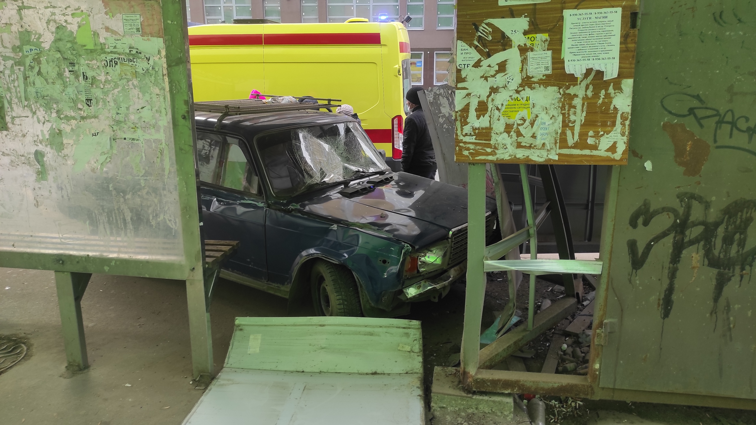 В ДТП у «Ленты» пострадали люди: машина врезалась в остановку В ДТП у «Ленты» пострадали люди: машина врезалась в остановку