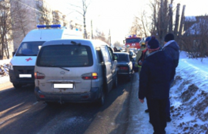 Авария в Вичуге: в массовом ДТП на Володарского пострадал человек Авария в Вичуге: в массовом ДТП на Володарского пострадал человек