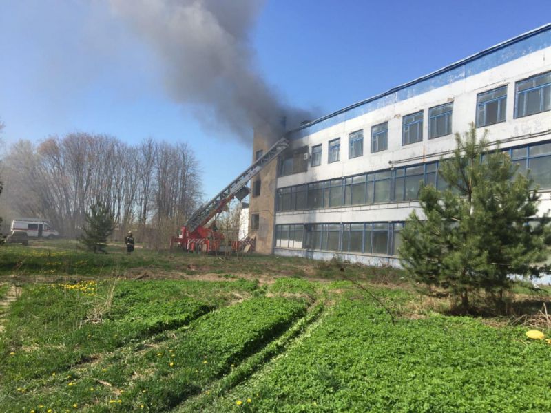 Пожар в швейном цеху на видео сейчас спровоцировал пробки Пожар в швейном цеху на видео сейчас спровоцировал пробки