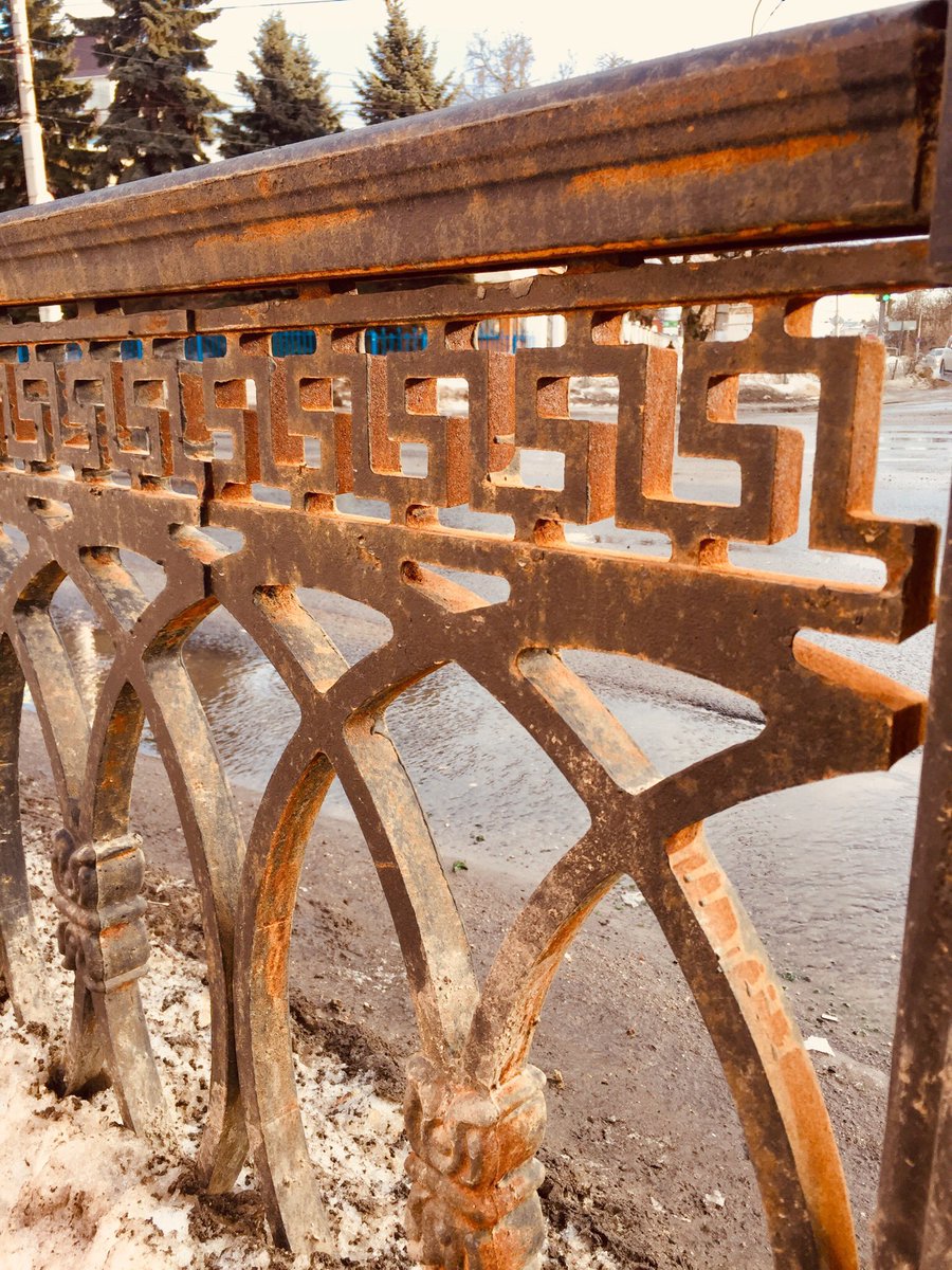 Ржавый забор на площади Ленина подкрасят за счет подрядчика Ржавый забор на площади Ленина подкрасят за счет подрядчика