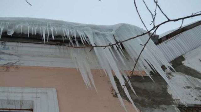 Сосульки на домах Иваново в администрации считают каждый день Сосульки на домах Иваново в администрации считают каждый день