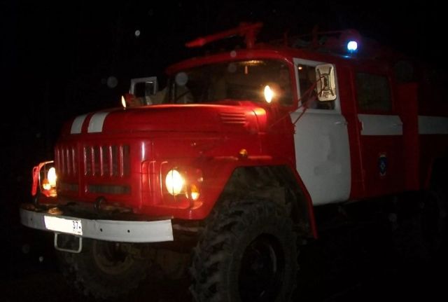 Спасатели в Кинешме тушили пожар в пустующем доме Спасатели в Кинешме тушили пожар в пустующем доме