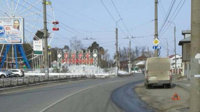 Маршрутки из ада: на Ермака пассажирка сломала плечо в салоне Маршрутки из ада: на Ермака пассажирка сломала плечо в салоне