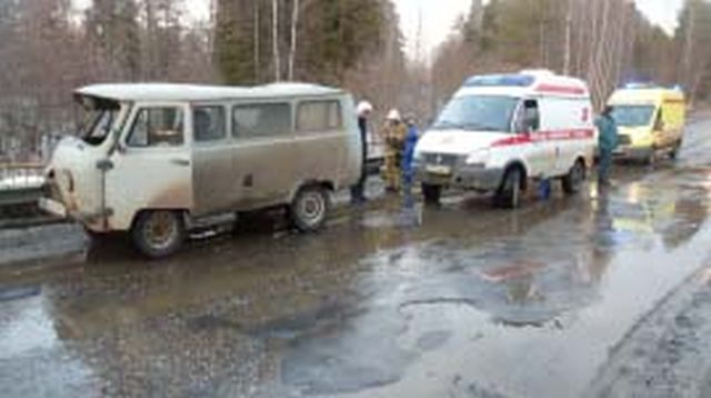 Авария на дороге Кинешма — Юрьевец: в разбитом УАЗе пострадали люди Авария на дороге Кинешма - Юрьевец: в разбитом УАЗе пострадали люди