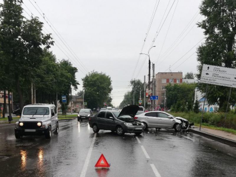 Авария на Кузнецова: «Фиат» столкнулся с «Киа Рио» Авария на Кузнецова: «Фиат» столкнулся с «Киа Рио»