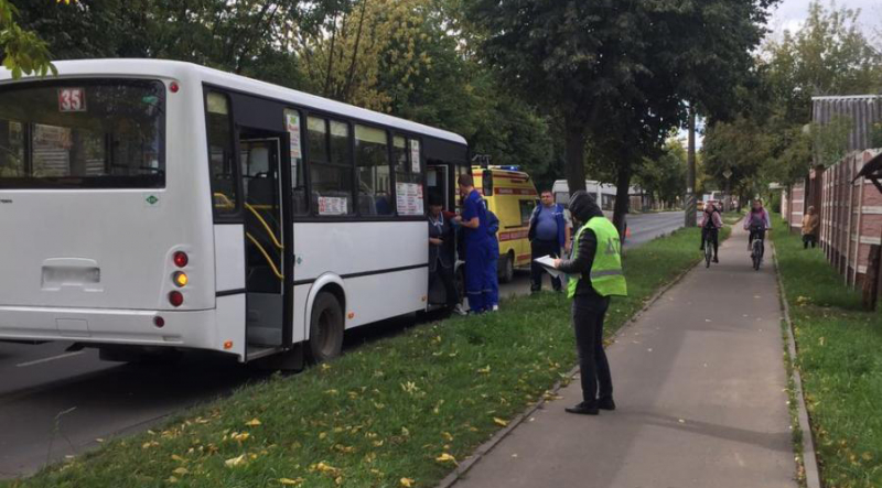 Авария с участием двух автобусов на Лежневской: кондуктор получила перелом Авария с участием двух автобусов на Лежневской: кондуктор получила перелом