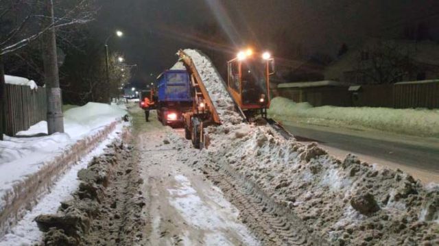 Уборка снега: пока жильцы работают лопатами, мэрия хвастается рекордами Уборка снега: пока жильцы работают лопатами, мэрия хвастается рекордами