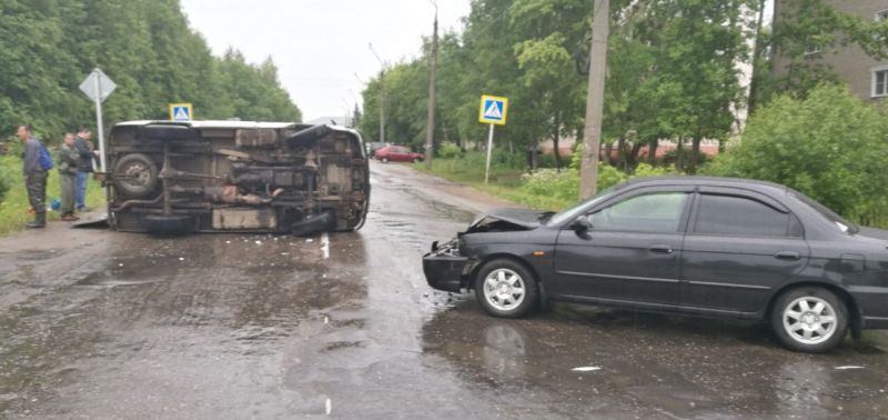 Авария в Вичуге: на перекрестке опрокинулся «УАЗ» Авария в Вичуге: на перекрестке опрокинулся "УАЗ"