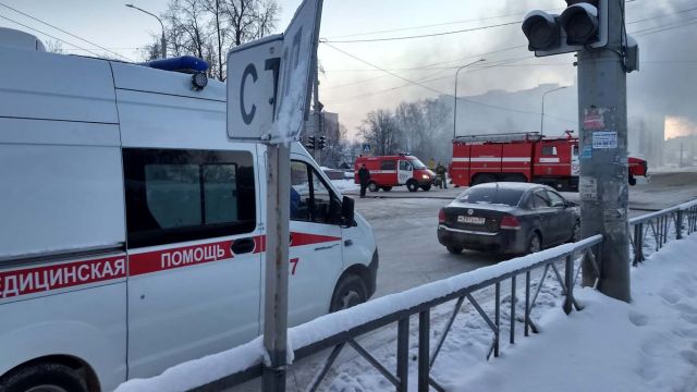 Движение транспорта в районе пожара на Жарова затруднено Движение транспорта в районе пожара на Жарова затруднено