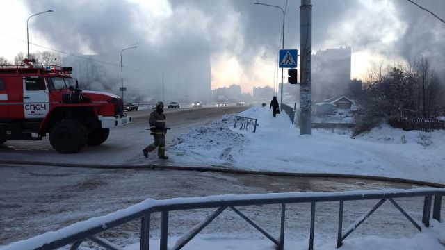 Из-за пожара на улице Жарова было перекрыто несколько улиц Из-за пожара на улице Жарова было перекрыто несколько улиц