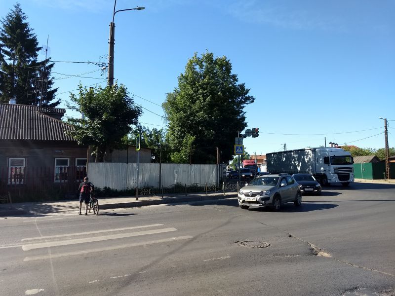 На пересечении Некрасова и Большой Воробьевской исчезла «подзаборная реклама» На пересечении Некрасова и Большой Воробьевской исчезла "подзаборная реклама"