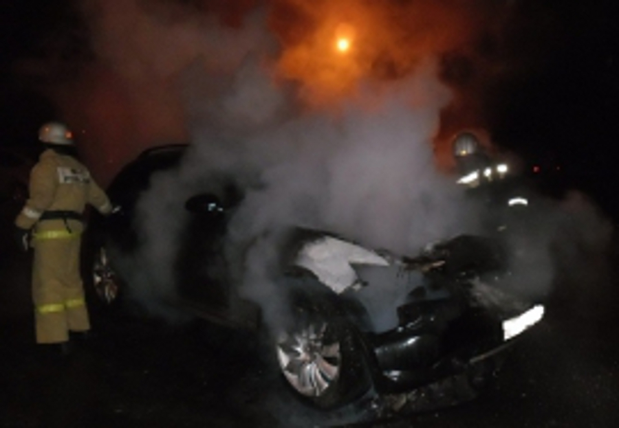 На Багаева у библиотеки в субботу сгорела машина На Багаева у библиотеки в субботу сгорела машина