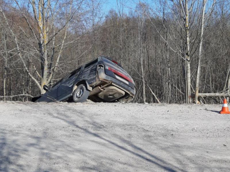 Авария на 11 километре трассы Комсомольск-Устье: ВАЗ налетел на дерево Авария на 11 километре трассы Комсомольск-Устье: ВАЗ налетел на дерево