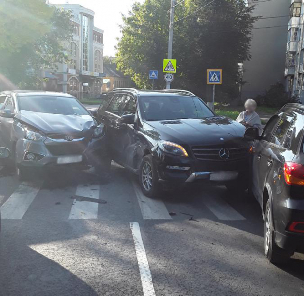 На улице Пушкина столкнулись три легковых автомобиля На улице Пушкина столкнулись три легковых автомобиля