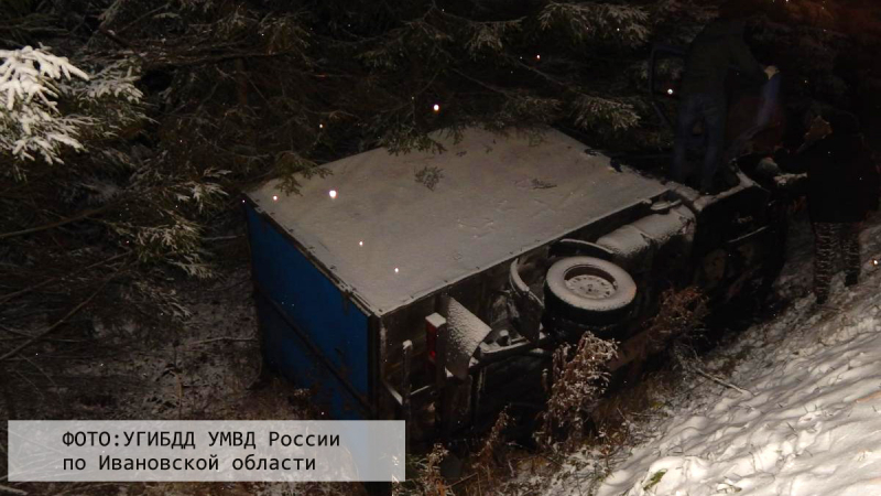Снег на трассе: ГАЗель с тремя людьми в кабине вылетела с дороги Снег на трассе: ГАЗель с тремя людьми в кабине вылетела с дороги