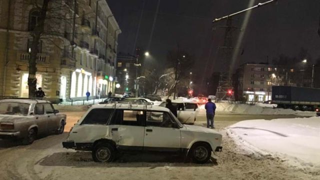 На перекрестке улиц Красных Зорь и Мархлевского столкнулись две легковушки На перекрестке улиц Красных Зорь и Махлевского столкнулись две легковушки