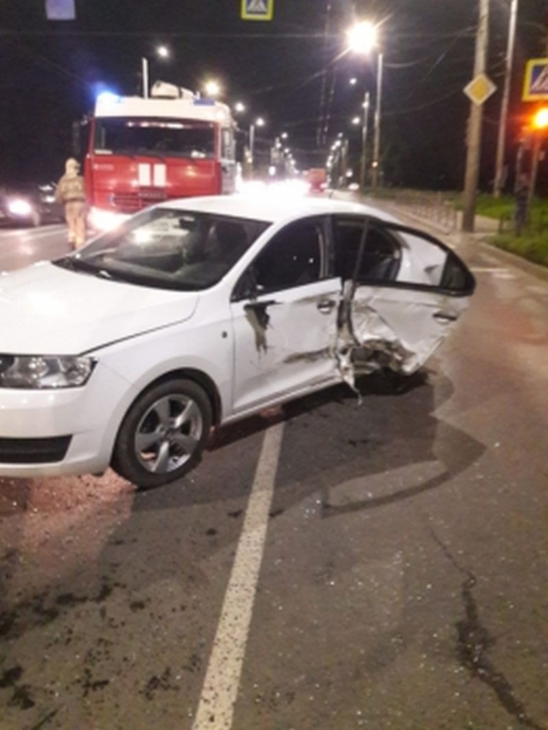 «ВАЗ» на Кохомском шоссе наехал на бордюр, после столкнулся с другим авто «ВАЗ» на Кохомском шоссе наехал на бордюр, после столкнулся с другим авто