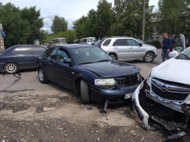 Тройная авария в Кинешме: у «Магнита» пострадали четыре человека Тройная авария в Кинешме: у «Магнита» пострадали четыре человека