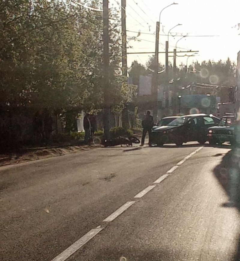 На улице Парижской Коммуны «Форд-Фокус» сбил мотоциклиста На улице Парижской Коммуны «Форд-Фокус» сбил мотоциклиста