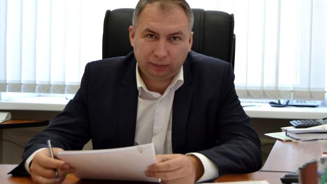 Андрей Наумов из управления капстроительства стал заместителем Шарыпова Такое решение принято сегодня Иваново, 1 марта. В Администрации города произошли кадровые изменения. Заместителем Шарыпова стал Андрей Наумов, возглавлявший ранее управление капстроительства (с января 2017 года) Помимо осуществления контроля за деятельностью в сфере архитектуры и строительства он будет руководить комиссией по подготовке проекта правил землепользования и застройки города, техническим Советом и консультативным архитектурно-градостроительным Советом при Администрации. В его обязанности будет входить организация и координация деятельности по проектированию объектов, технический контроль за ремонтом объектов муниципальной собственности, капитальному строительству объектов различного назначения и др. Андрей Владимирович Наумов имеет большой опыт в сфере строительства. Новый зам родом из Иванова. Он женат, имеет двоих детей