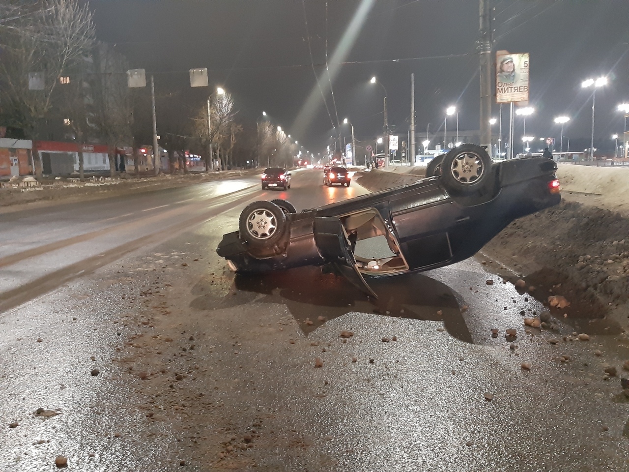 Авария у «Ясеня» на Строителей: Mercedes перевернулся у ТЦ Авария у «Ясеня» на Строителей: Mercedes перевернулся у ТЦ