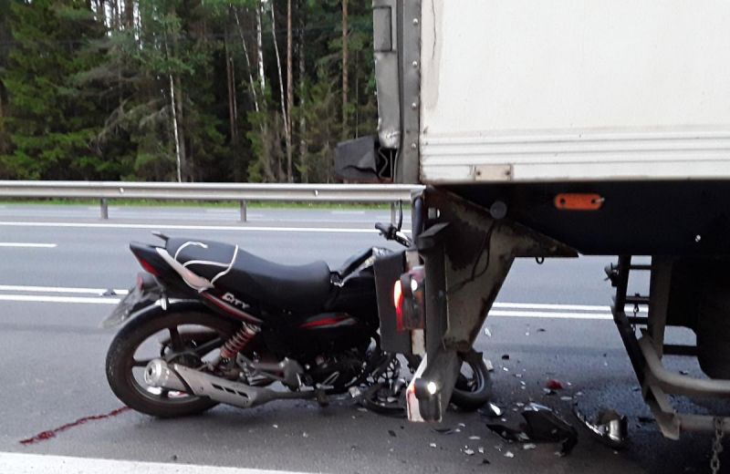 Авария в Лежневском районе: мотоциклист протаранил грузовик Авария в Лежневском районе: мотоциклист протаранил грузовик