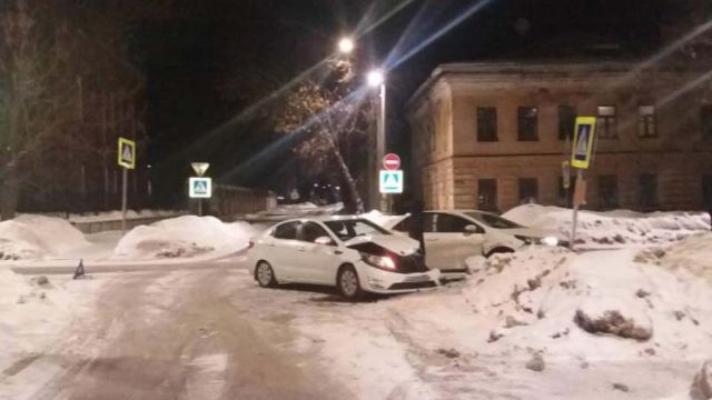 Авария в Кинешме на Ивановской: оба водителя в больнице Авария в Кинешме на Ивановской: оба водителя в больнице