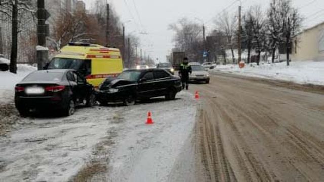 ДТП на улице Сарментовой: пострадали мужчина и женщина ДТП на улице Сарментовой: пострадали мужчина и женщина