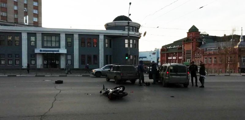 Авария на перекрестке Шереметьевский–Наумова: в больнице оказался мотоциклист Авария на перекрестке Шереметьевский–Наумова: в больнице оказался мотоциклист