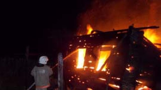 Пожар в Вичуге – огнем повреждены жилой дом и пристройка Пожар в Вичуге – огнем повреждены жилой дом и пристройка