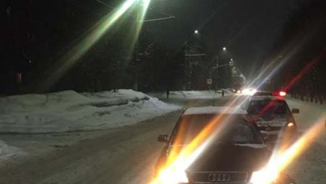 На Текстильщиков сбили человека: пьяного ивановца увезли в больницу Водитель, спровоцировавший аварию, выезжал со второстепенной дороги Иваново, 4 марта. Позавчера ночью, примерно в половине первого ночи, дорожная авария произошла на улице Пушкина. Столкнулись «Тойота Королла» и «Киа Рио», за рулем которого был 47-летний мужчина, двигавшийся во встречном направлении. В результате столкновения пострадала женщина-пассажир 39 лет из «Кио». К счастью, обошлось без госпитализации – она получила ушибы мягких тканей и вскоре после оказания медицинской помощи была отпущена домой. Обследование обоих водителей показало, что оба в момент ДТП были трезвыми. Установлено, что автомобиль 25-летнего виновника аварии был не застрахован. На водителя «Тойота» составлены административный материалы – сообщает УМВД по Ивановской области.