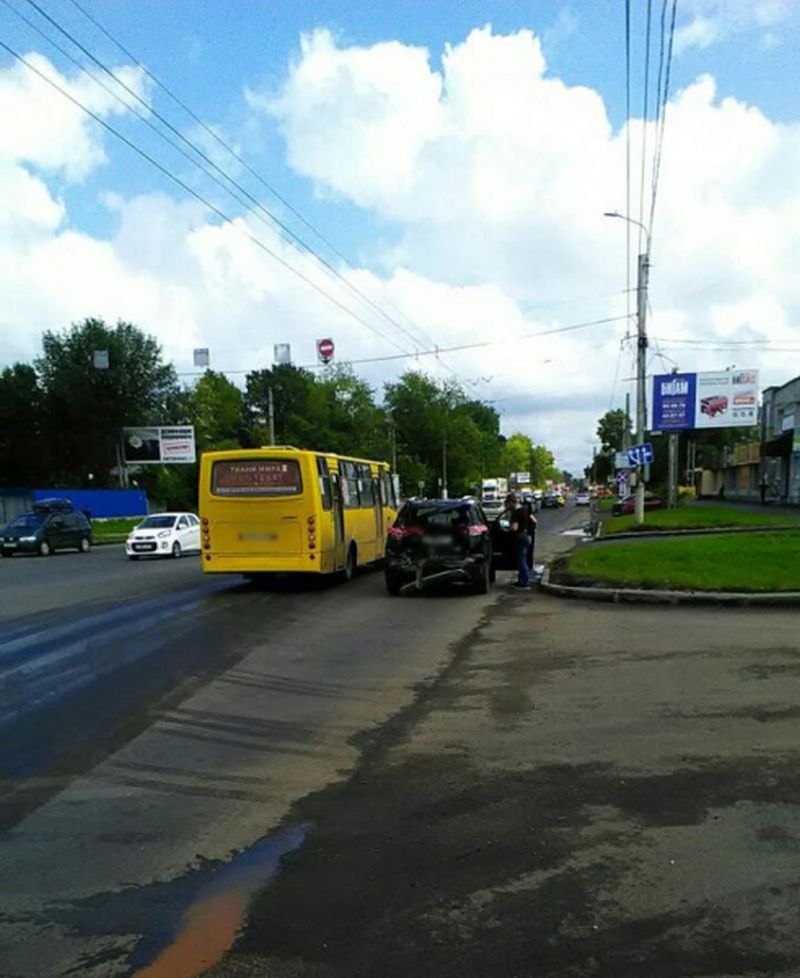 Вчера на Текстильщиков произошло столкновение автобуса и иномарки Вчера на Текстильщиков произошло столкновение автобуса и иномарки