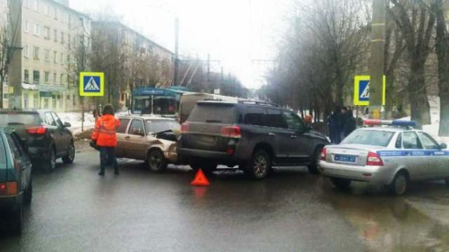 Авария на перекрестке Ермака — Войкова: движение останавливалось из-за ДТП Авария на перекрестке Ермака - Войкова: движение останавливалось из-за ДТП